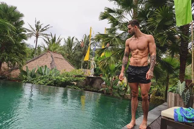 英国真人秀《love island》里的选手,想和他玩捕捉爱的小游戏