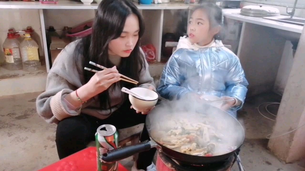 可欣今天做鱼头火锅,用农村土灶农家配菜,煮出美味来