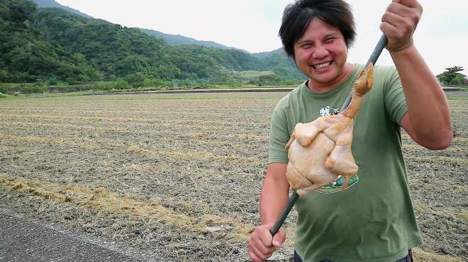 [图]转到头晕的烤鸡你听过吗？农村小哥特制“晕鸡”，居然还很好吃