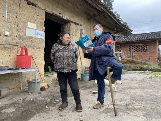 威远县山王镇联盟村4组组长邹伦安:一条腿,也能站在防疫第一线