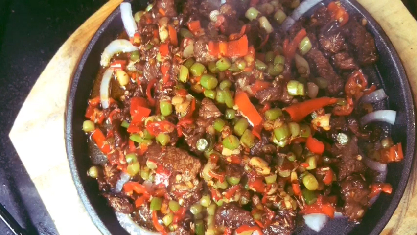 传承湘菜经典,正版湘味“铁板孜然牛肉”外焦里嫩,下酒下饭