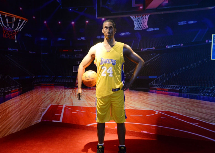 "小飞侠"科比·布莱恩特蜡像,1比1的造型,让您感受一下1.98米有多高.