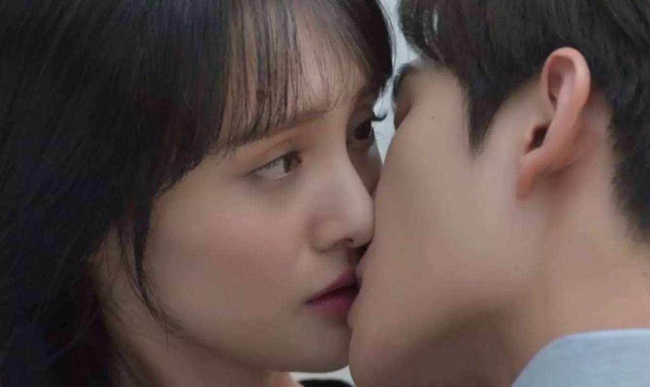 郑爽采访中被问到拍吻戏的感受.