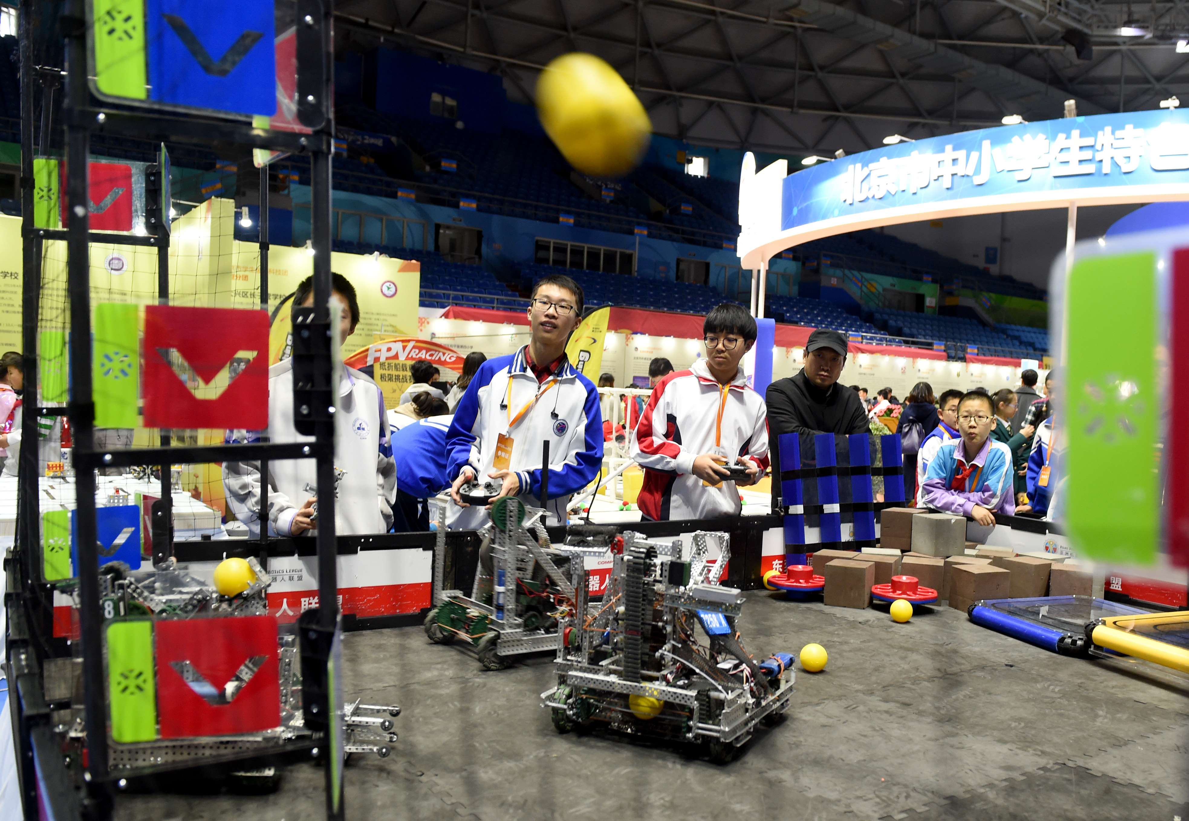 北京市举办中小学生特色科技活动展