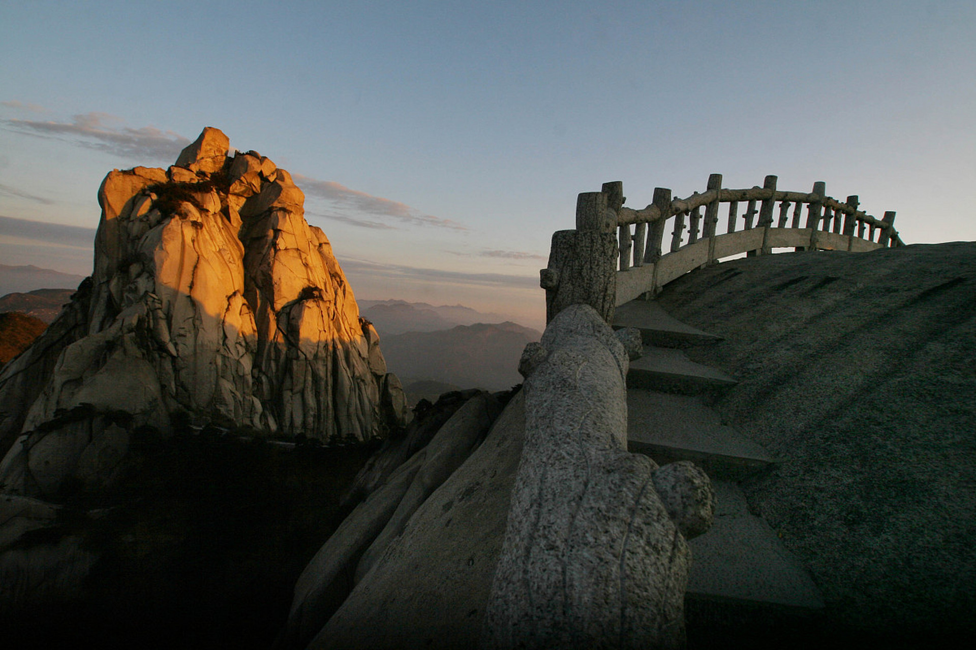 祝融峰位于湖南省东部中间的南岳衡山,挺拔突起,高出芙蓉,紫盖,天柱