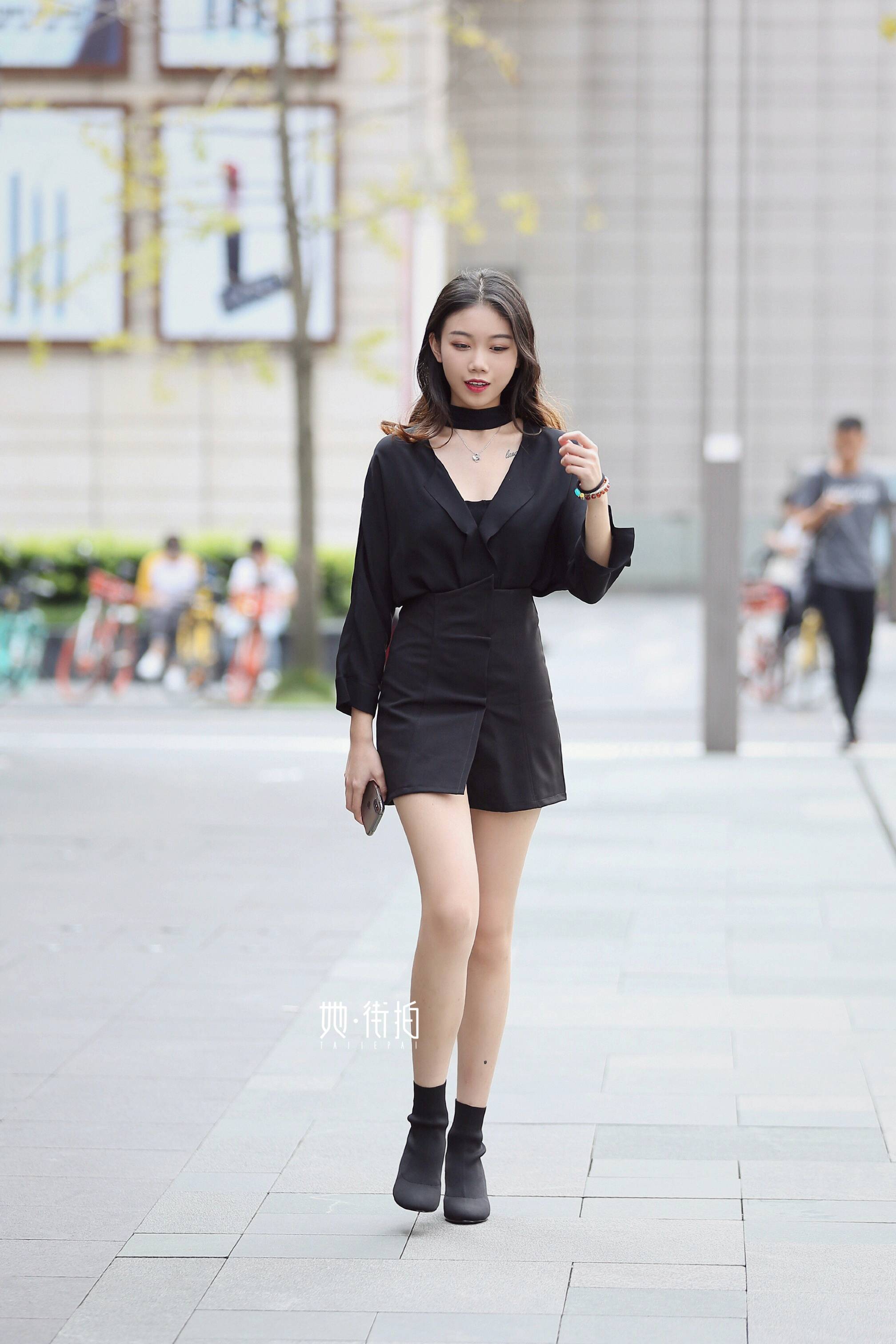 秋天也要露出大长腿,小姐姐穿着设计感满满的卫衣,露出了修长的大长腿