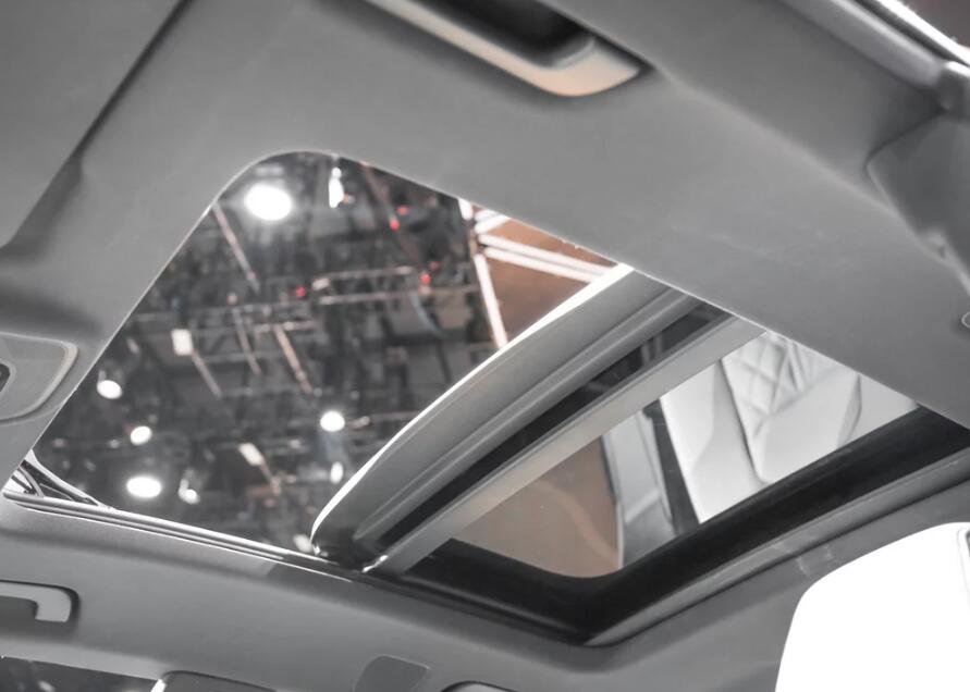 仪表盘的设计十分用心,显示非常清楚,一目了然.颇有独到之处.