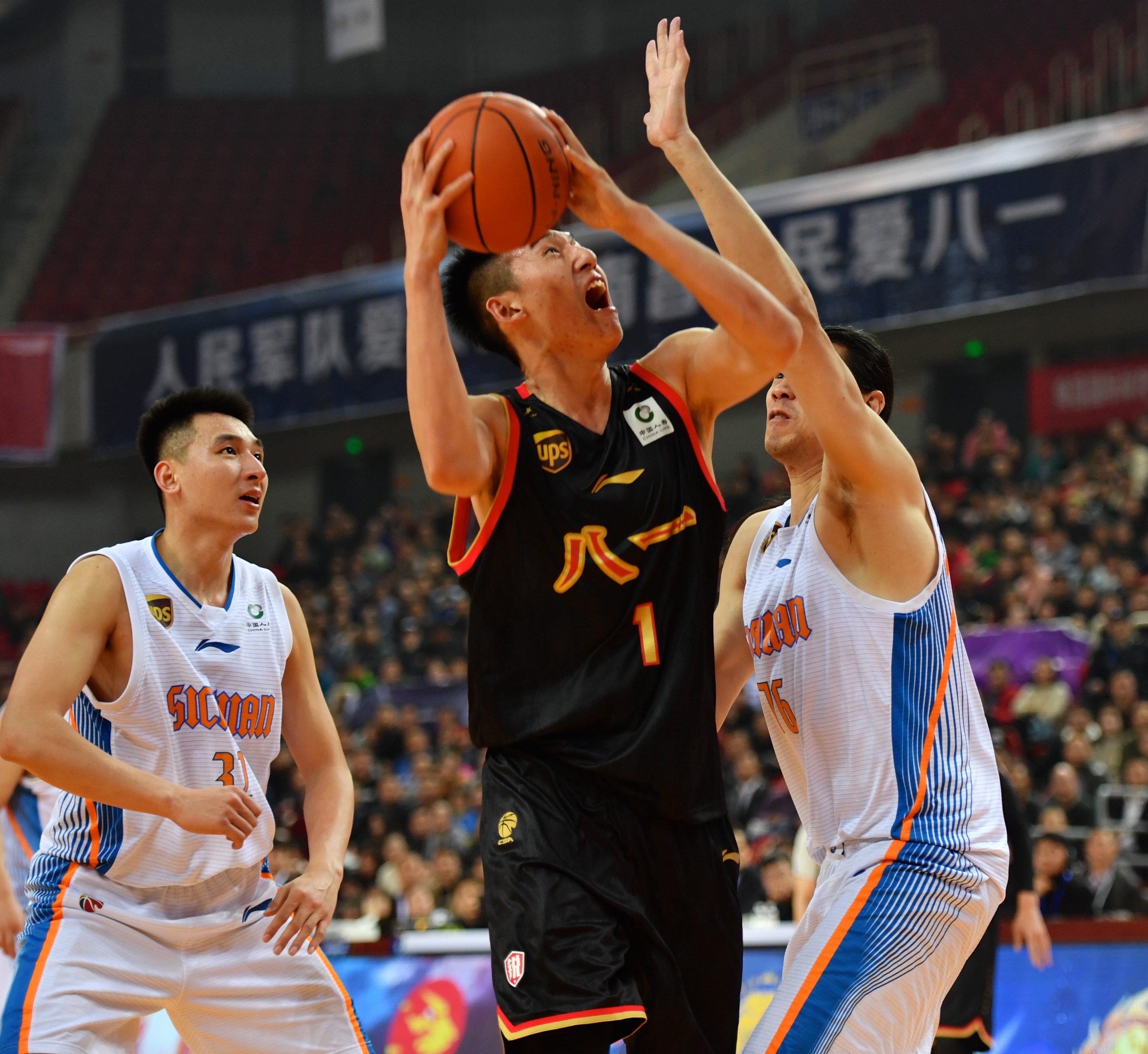 新华社照片,南昌,2019年3月10日    (体育)(5)篮球——cba:八一南昌胜