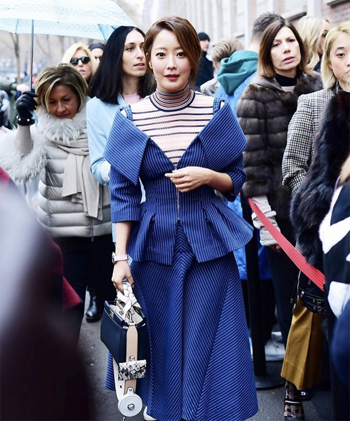 41岁金喜善素颜真少女,拼接皮衣配棒球帽年轻有型,这脸自然多了