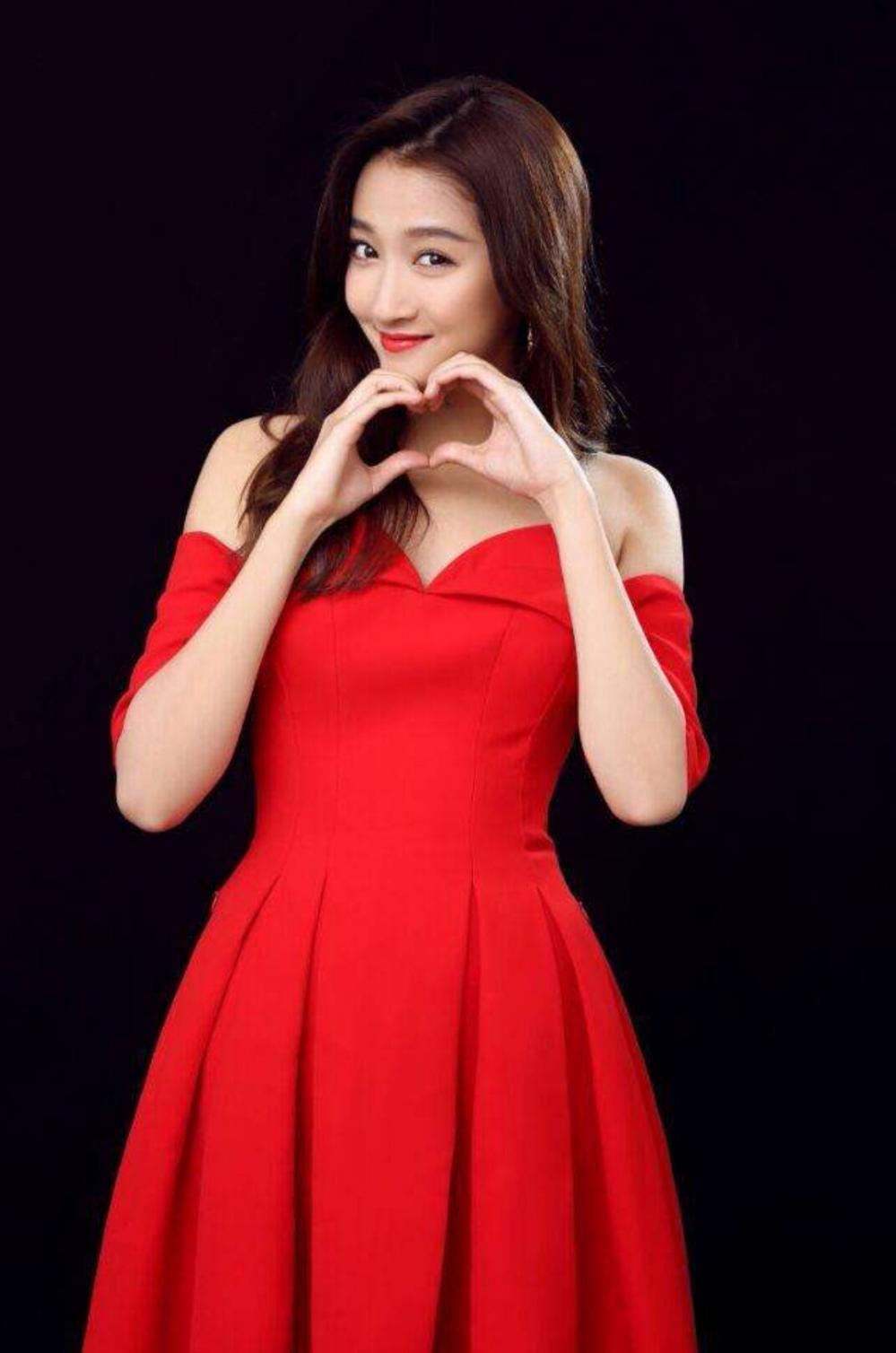 当女星们穿上大红裙,唐嫣,关晓彤美如画,红红火火又性感!