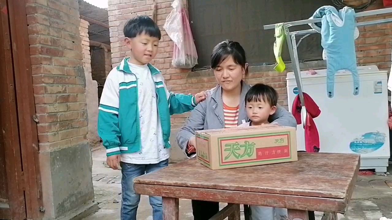 铭旸妈妈带宝宝回忆80后稀有零食,天方方便面,还有多少人记得它