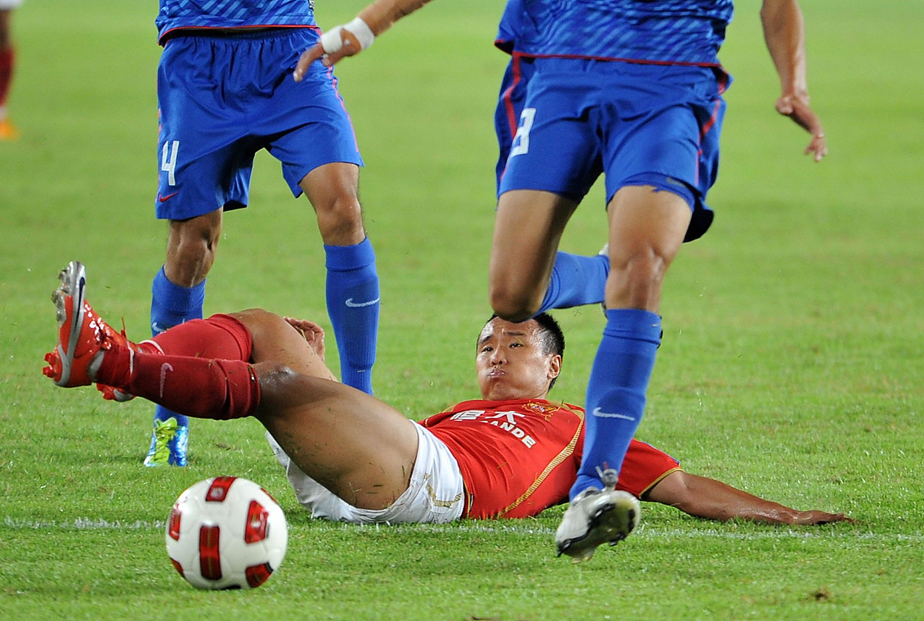 滑铲是足球比赛中的一种技术动作,通常用于抢断或创造机会.