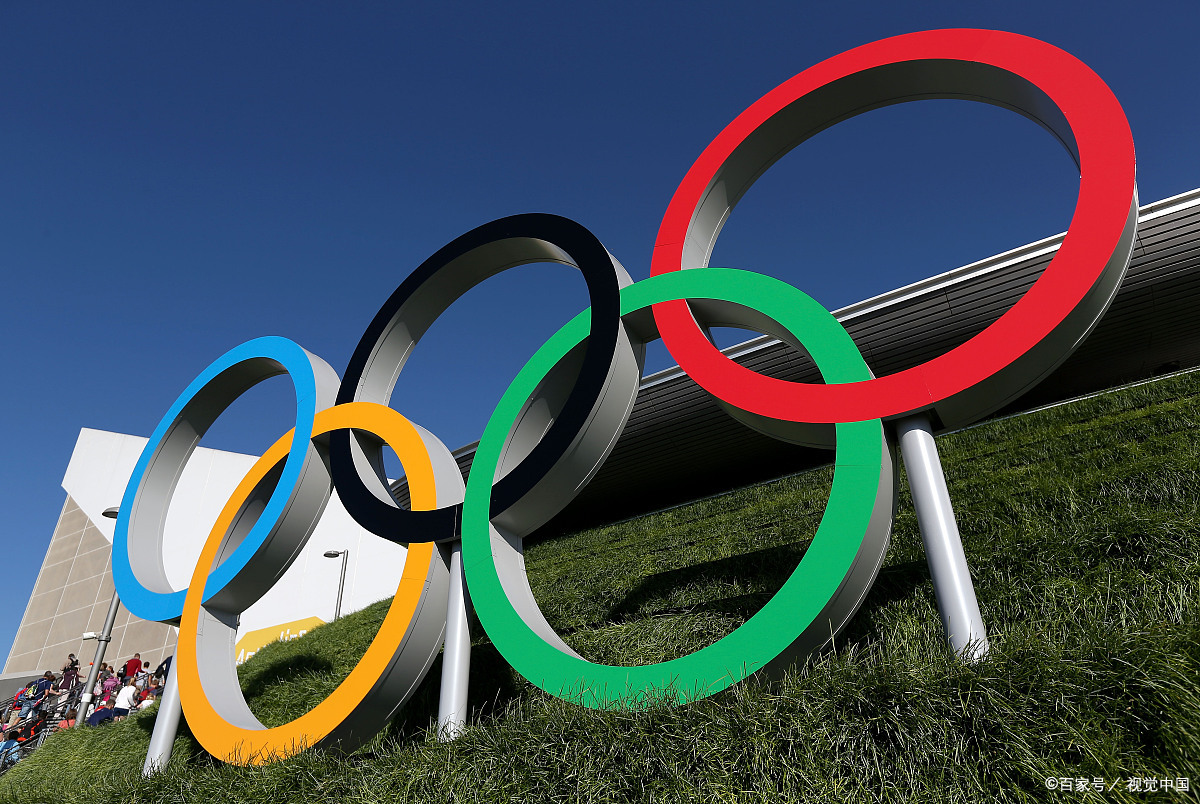 五个精致细腻的奥林匹克环,彼此紧紧相扣,宛如五大洲的兄弟姐妹手牵手