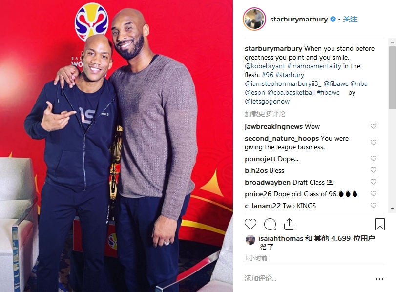 马布里晒与科比合影:站在一名伟大的球员旁边应微笑