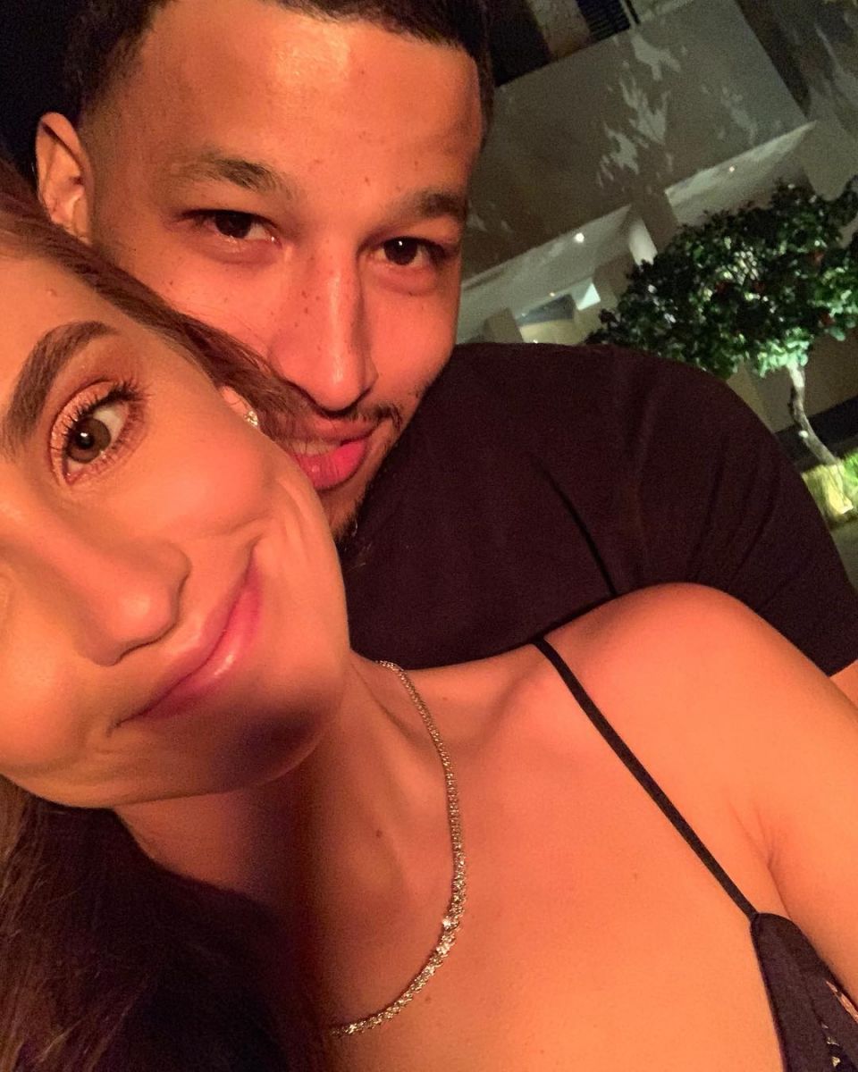 过了情人节也要秀!瑞秋晒自己与罗伯森甜蜜合照