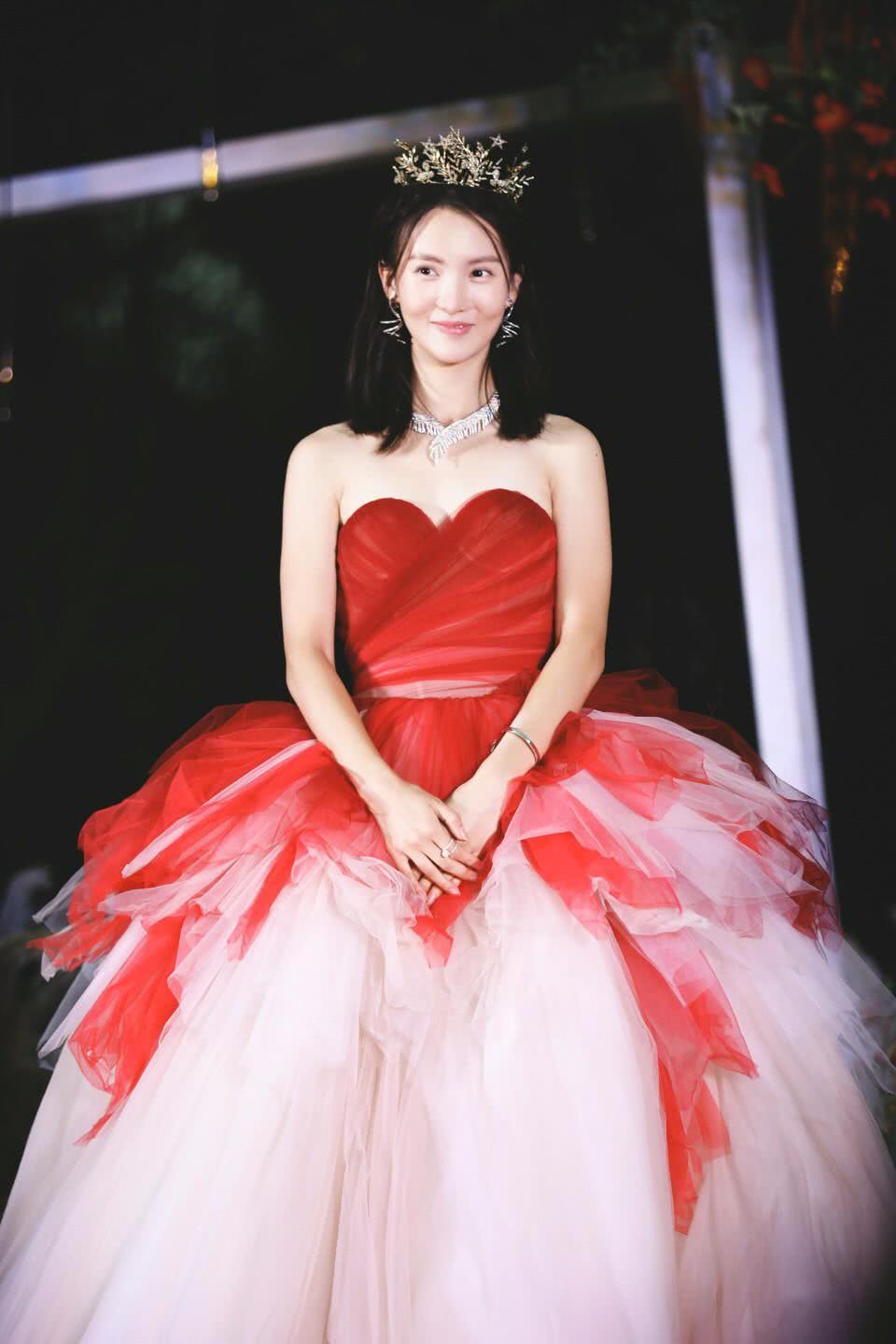 金晨胸前缠出"x",侧面耳环抢镜,网友:珍珠钻石快赶上脸大了