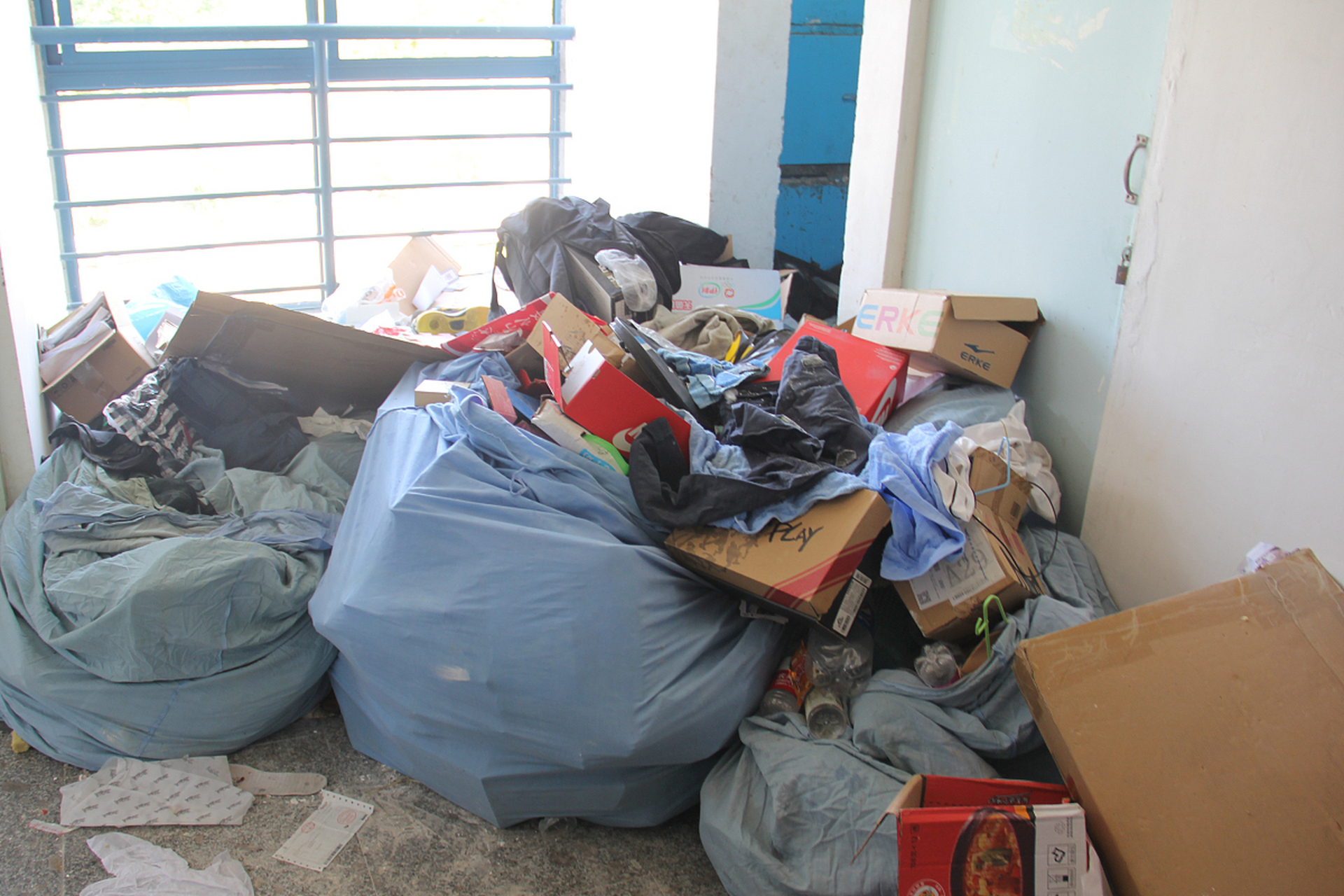 楼下的本地人在装修房子,垃圾堆我家车库门口已有大半个月,由于本人早