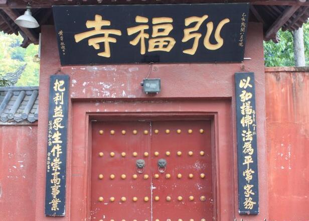 这些方丈和大夫们,您知道自己大门上的对联挂反了吗?