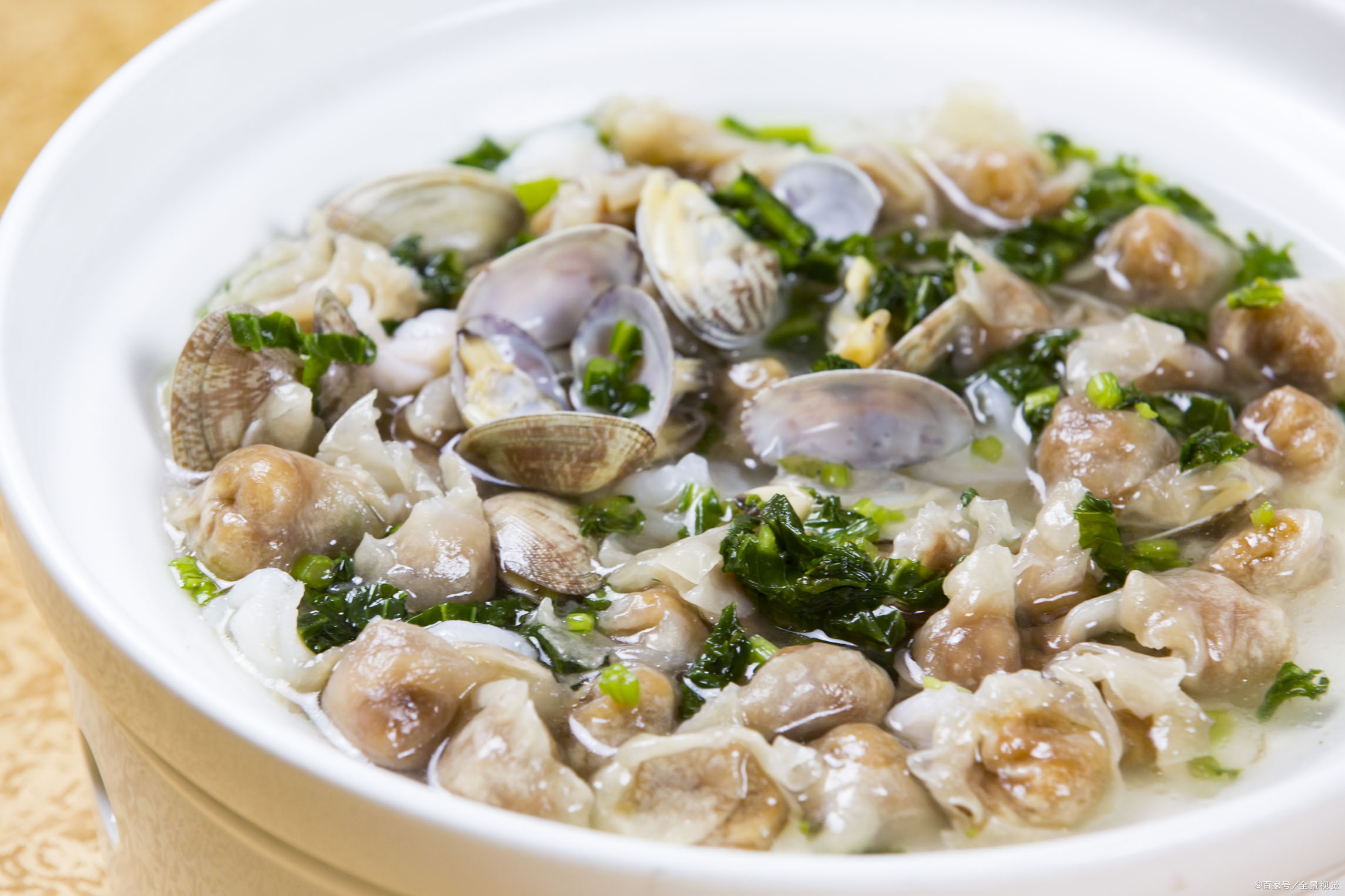 在福州,还有一种特别的"扁食"叫做"肉燕",它的皮子由猪肉加番薯粉手工