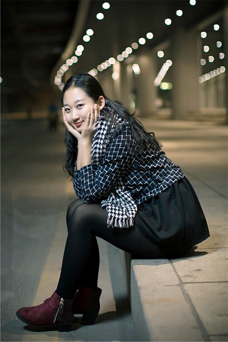 人像摄影(夜晚路边留影的开心美女)