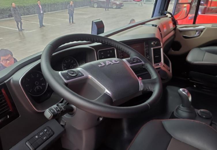 配置不低 外观看上去其貌不扬的格尔发a5w国六载货车