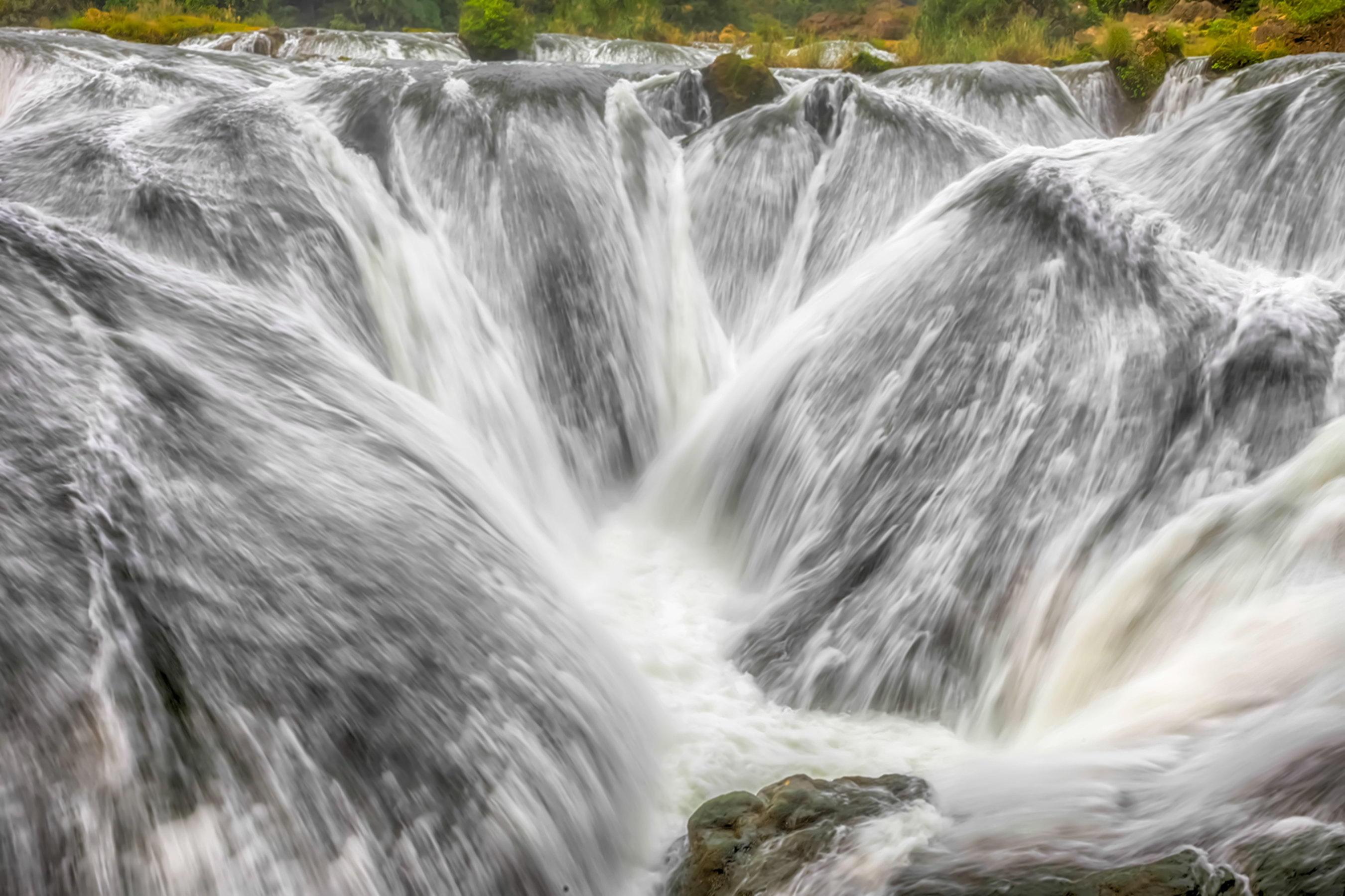 在贵州还有比黄果树瀑布更秀美的银链坠潭瀑布 很少游客能看到