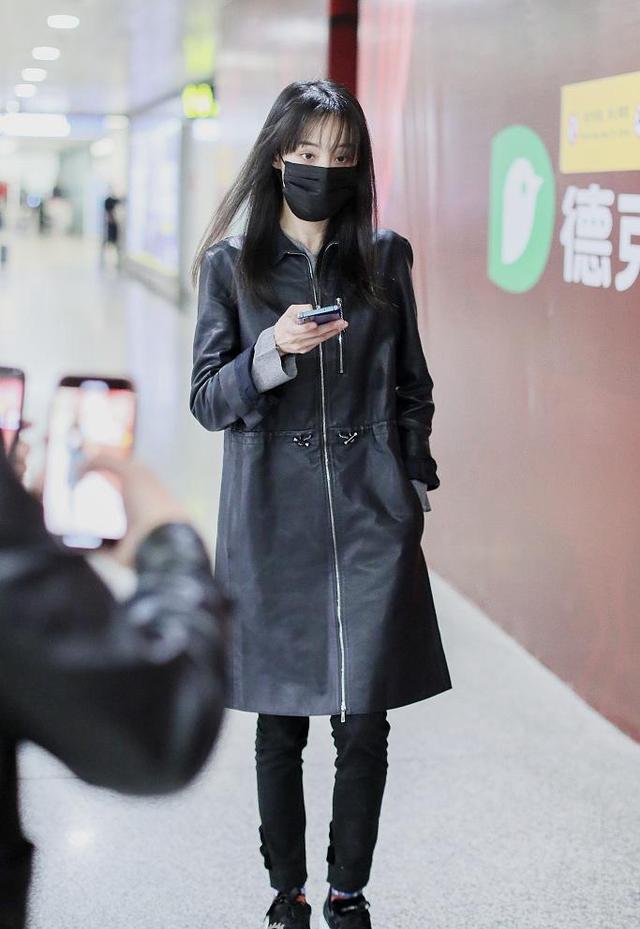 有种保暖叫郑爽穿皮衣走机场,戴口罩大步流星,裤子搭配太赞了
