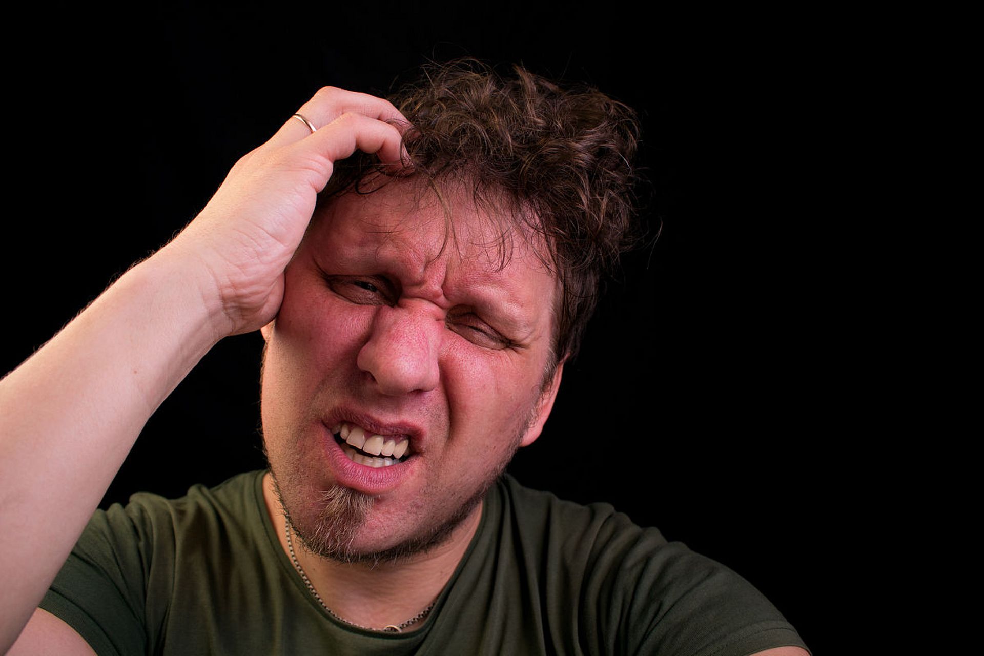 狂躁症的典型表现 狂躁症的典型表现包括情绪高涨,易激惹,思维加速等.