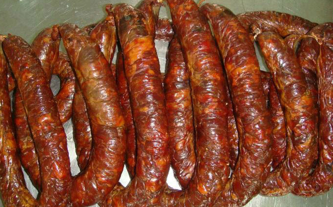 熏马肉是哈萨克族美食中的一绝,口腔中弥漫百转千回,都流下来了