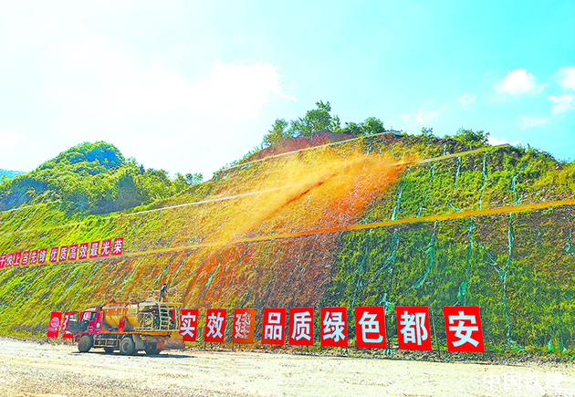 车载喷播机正在进行边坡喷播植草