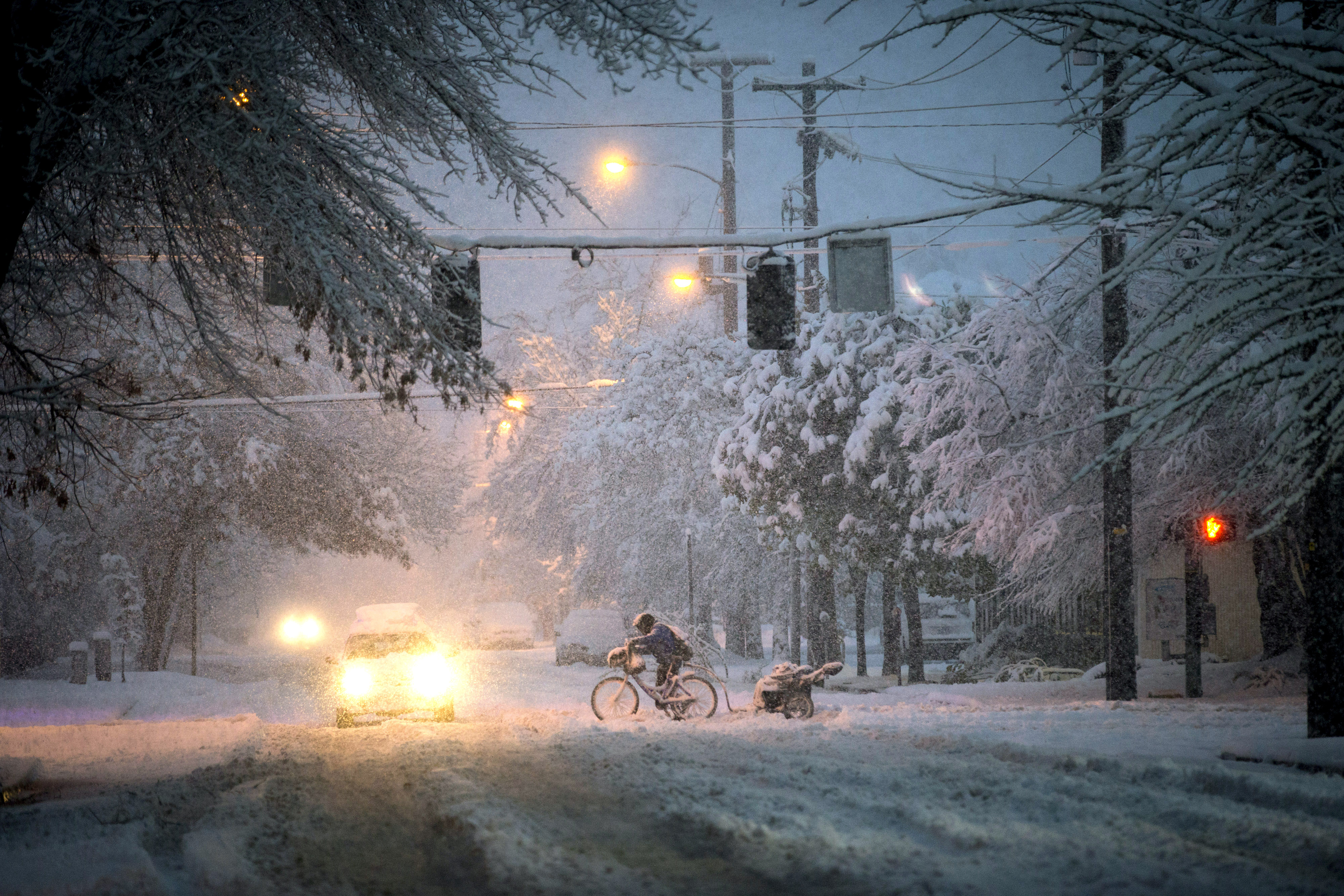 美国西部部分地区遭遇暴风雪天气侵袭