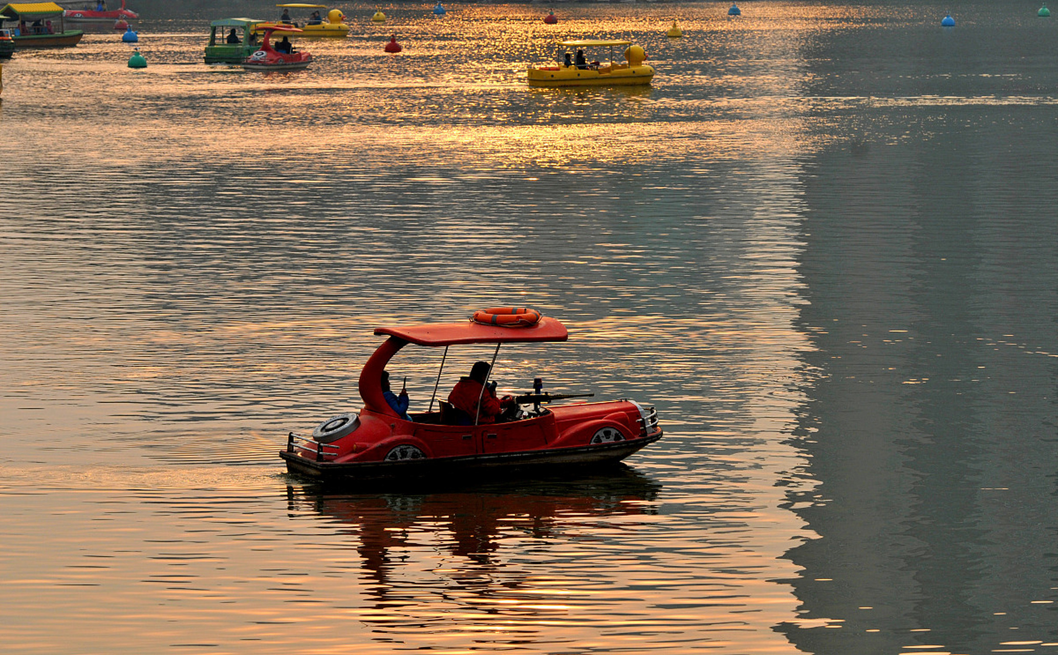 游船在湖面上轻轻滑行,每一道涟漪都是春天的触角,唤醒沉睡的湖底世界