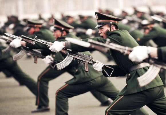 拼刺刀时,扎哪里能让日军立刻丧失战斗力?老八路告诉你