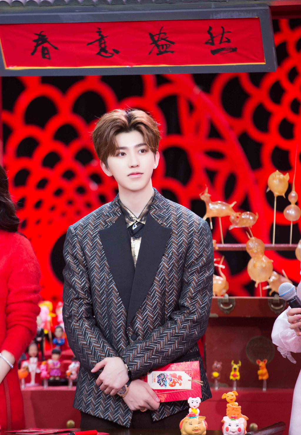 21岁蔡徐坤又成春晚焦点!出道半年活动百场,西装从不重样