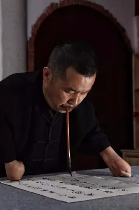 无手书法家张文佑的励志人生