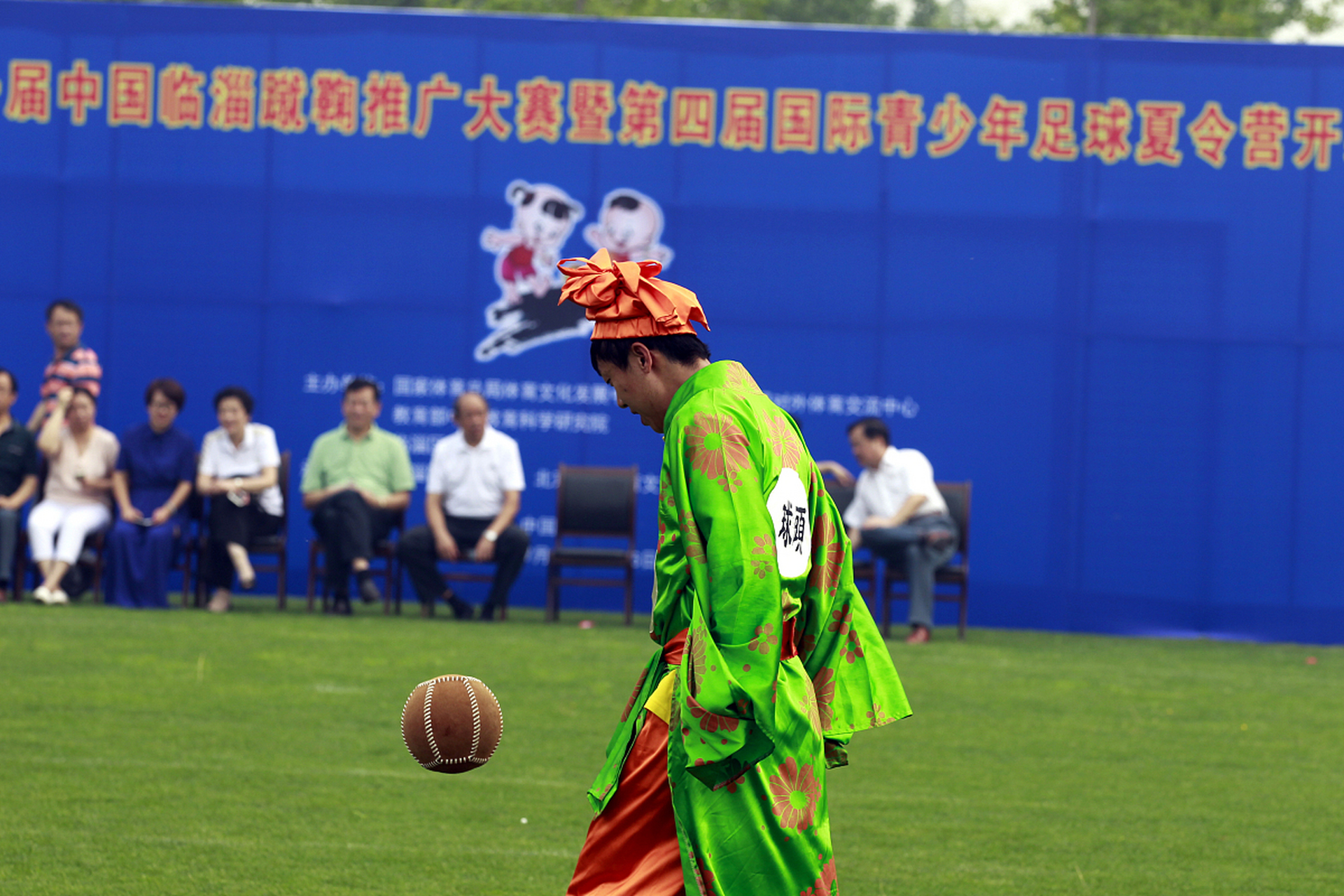 每日打卡#  打球图(晁说之) 阊阖千门万户开, 三郎沉醉打球回.