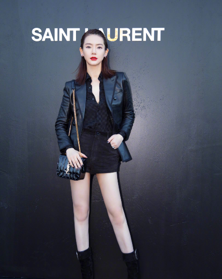 一身黑真是霸气!