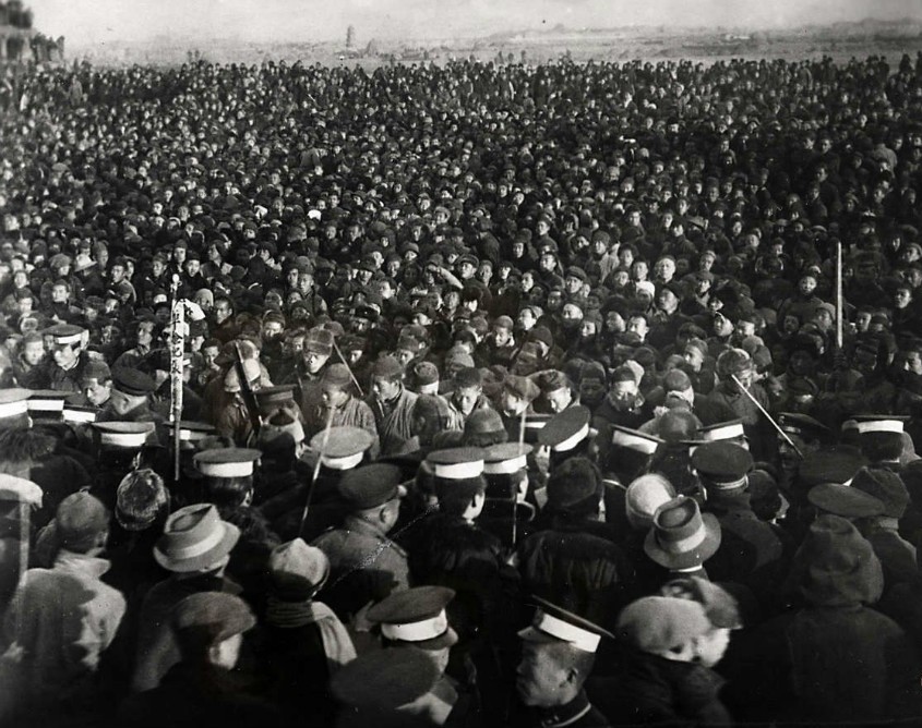 13.1927年,国民党反动派大规模处决共产党人和革命群众,大批民众围观.