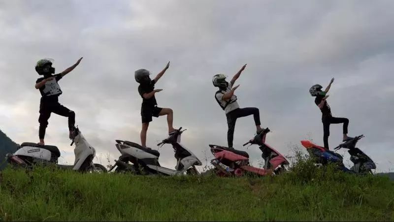 广西白马镇上"鬼火"少年