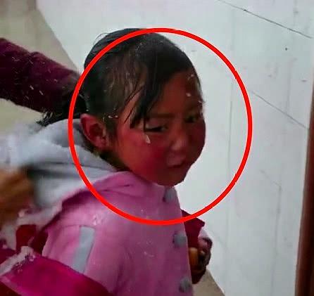 小女孩上学脸蛋被冻成"红苹果",山区的孩子,上学让人看着心疼