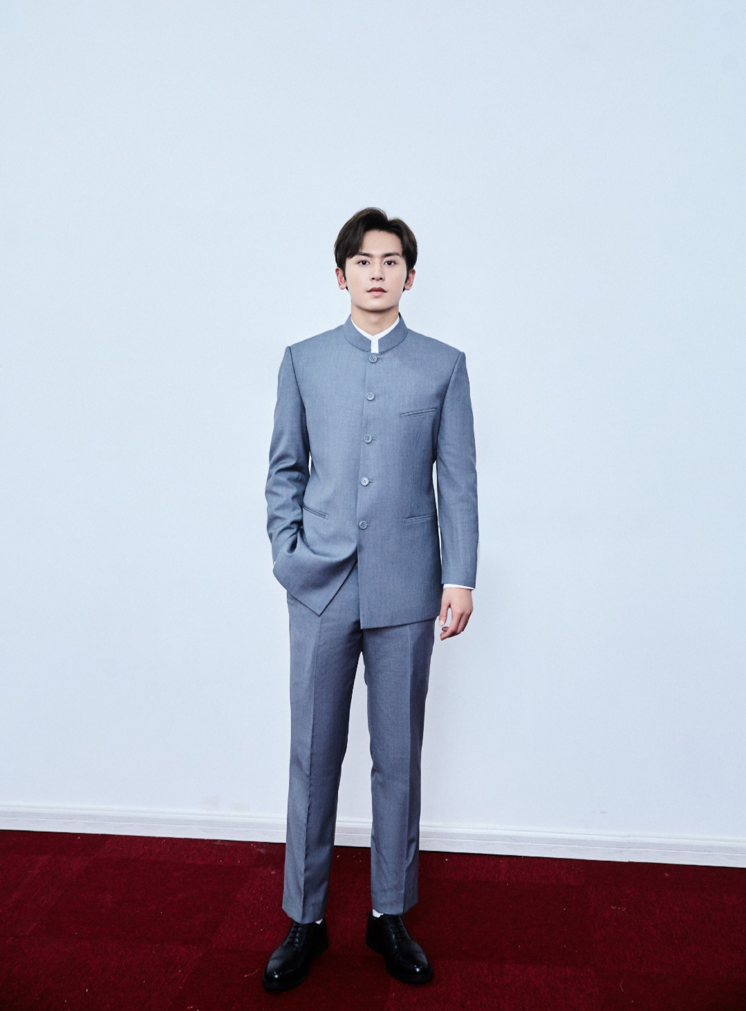 张哲瀚不愧有"上戏校草"之称,不仅有俊朗的外表,气质更是上佳