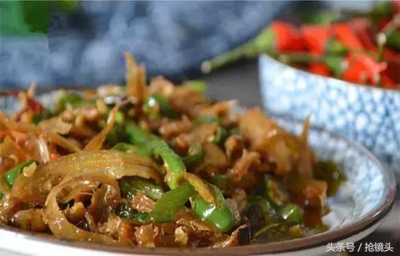 鲁南人舌尖上的味道,辣椒炒干巴鱼,煎饼烧饼都能卷,越吃越想吃