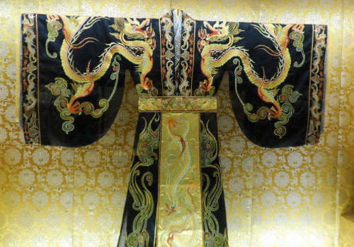 为什么秦汉时期龙袍,不是我们所熟知象征帝王的金黄色