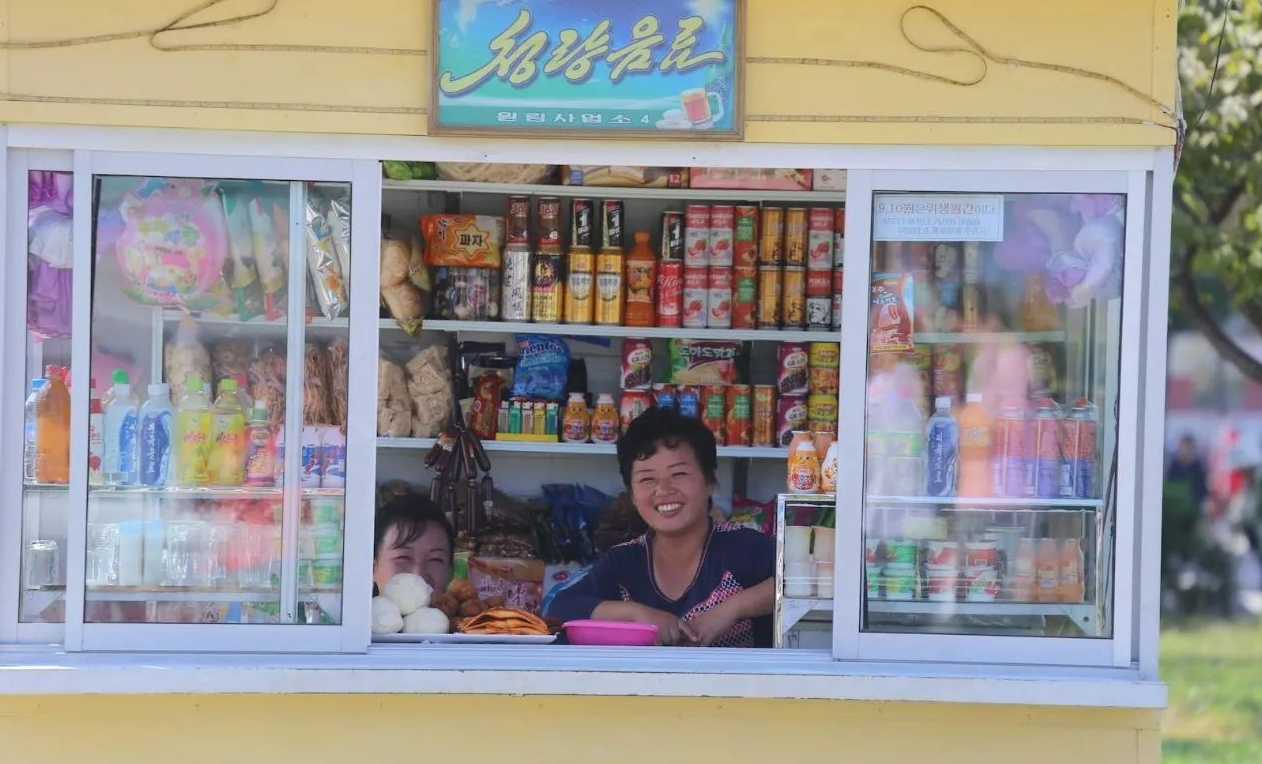 实拍朝鲜街头的"小卖部",店铺面积很小但商品很齐全!