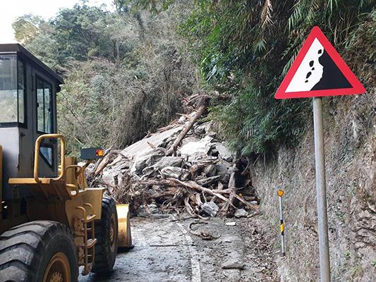 台湾中横公路塌方致双向交通中断 中午12时前或抢通