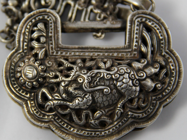 长命锁又称"百家锁",原为江南地区民俗,明代成为幼儿使用颈饰