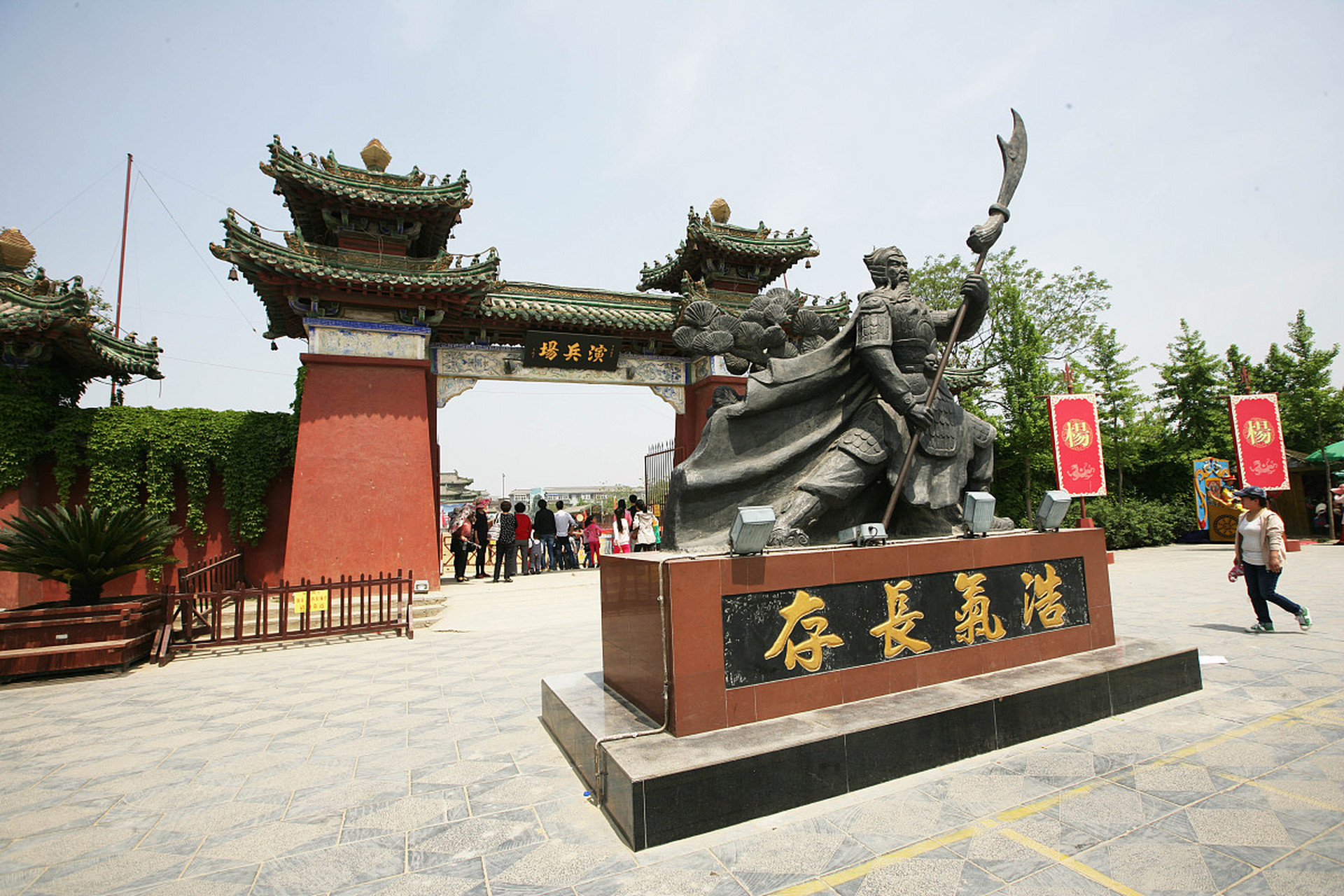 荆州市中山公园:是荆州市最大的城市公园,拥有众多的景点和游乐设施.