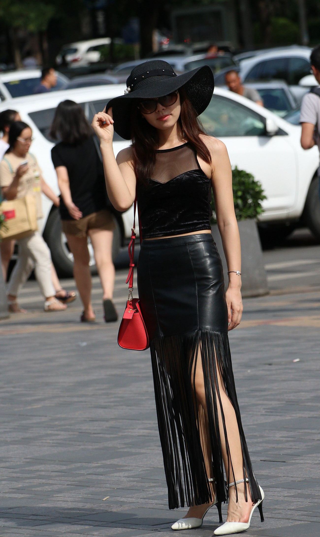 街拍:黑色蕾丝透视吊带,搭配黑色流苏皮短裙,性感极了