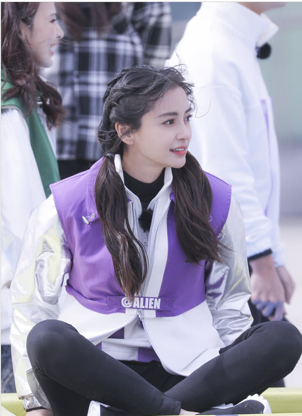 跑男在黑龙江大庆录制 杨颖路透图梳双马尾少女感满满