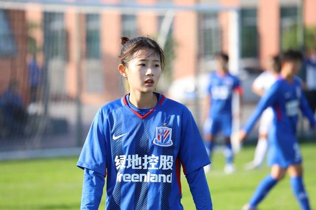 笑容甜美!申花女足球员熊熙接受采访谈冲甲